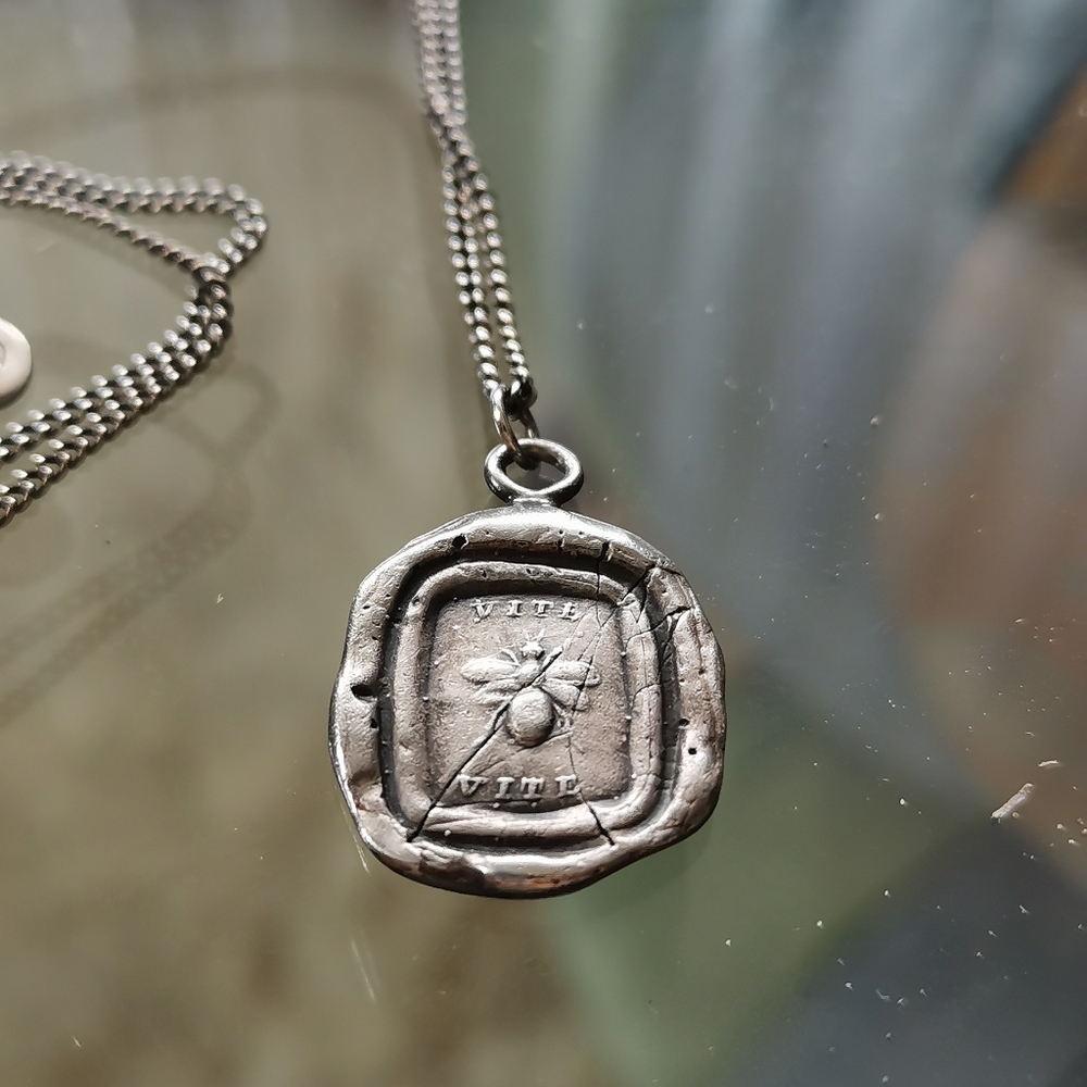 🤍 925 Pyyrah Vita (Life) Bee Necklace